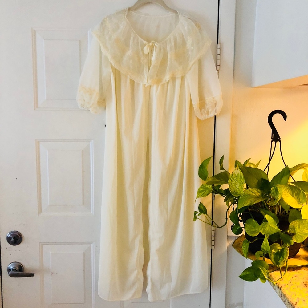 VINTAGE VICTORIAN STYLE CREAM ROBE